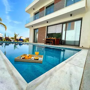 https://by-the-beach-villa-no13.protaras-cy-hotels.com